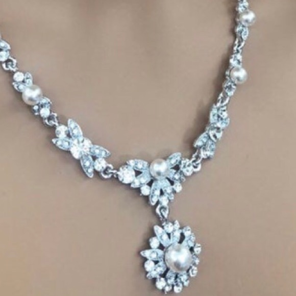NWT Dainty Pearl and Rhinestones Necklace Set - Picture 8 of 10